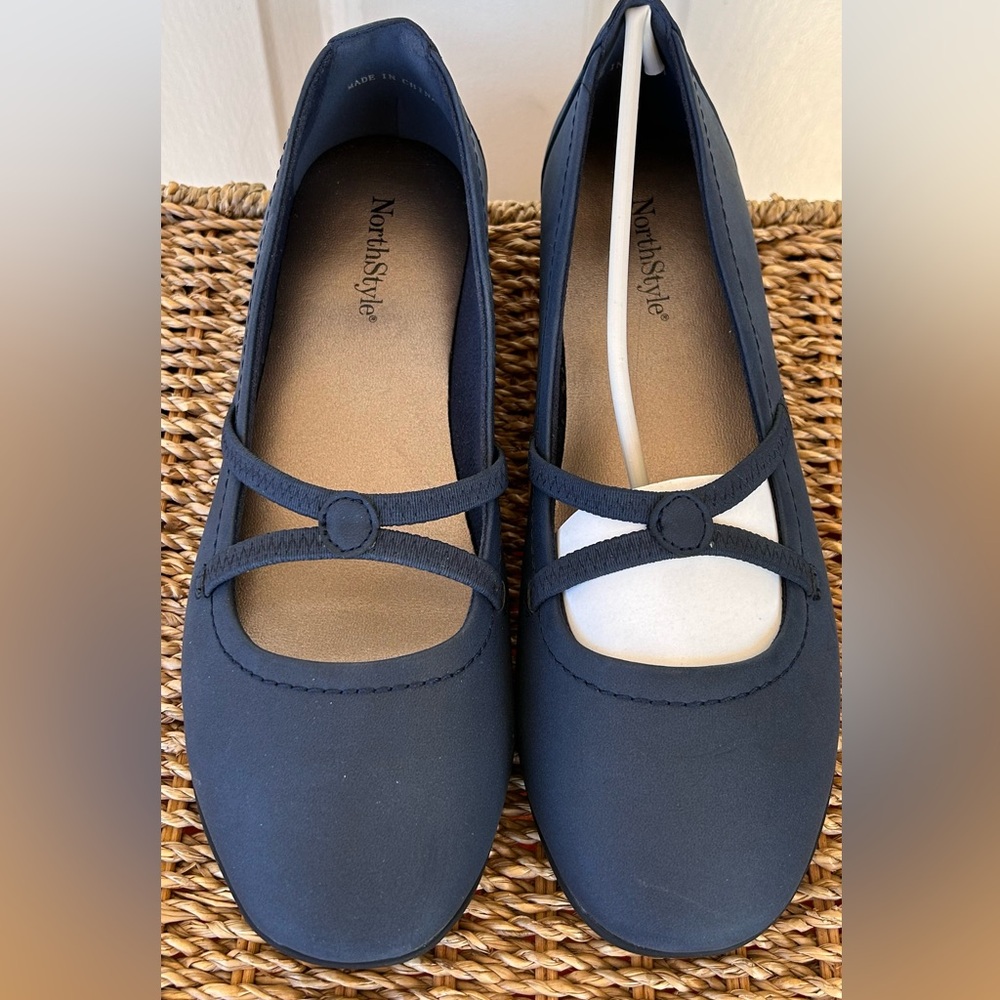 North Style Women’s Criss Cross Flat Faux Nubuck‎ Size 39
